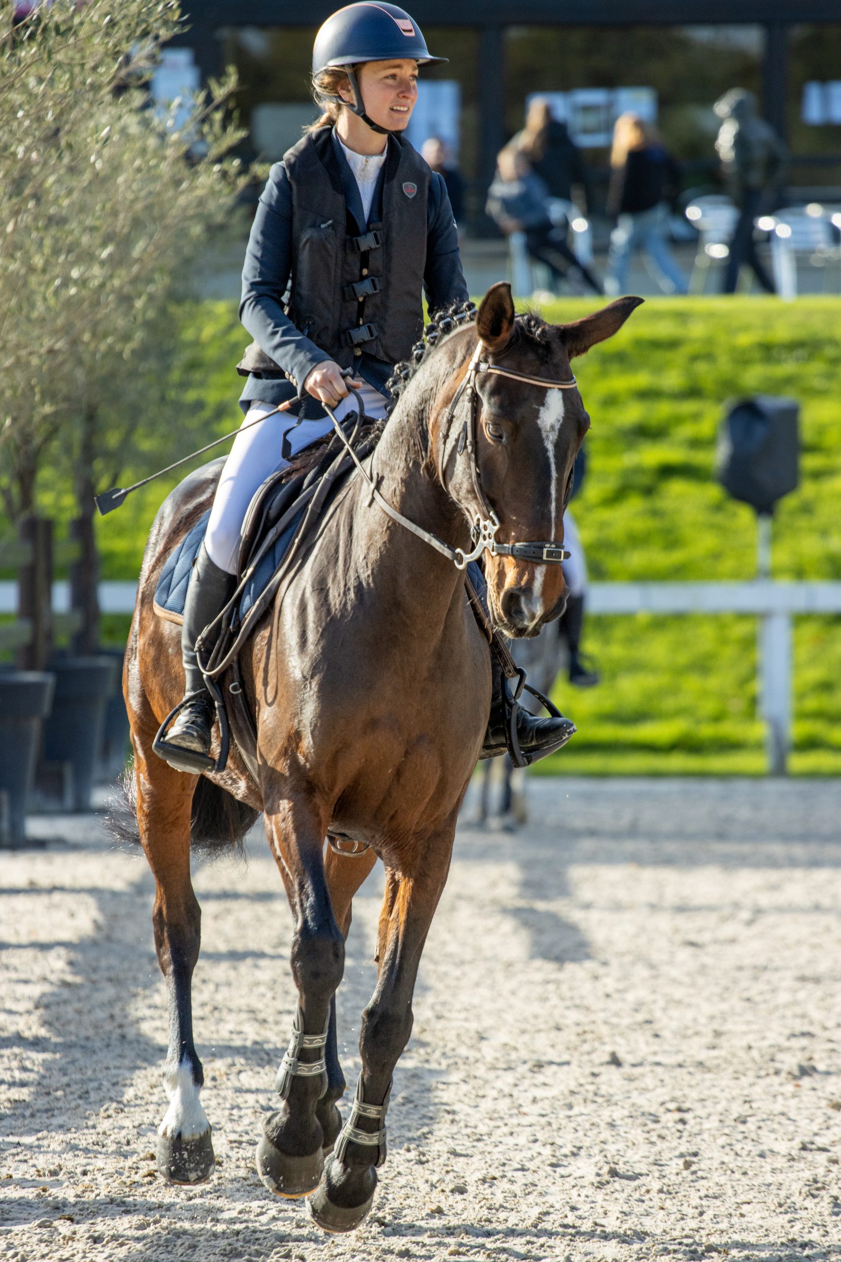 photo enseignante d'équitation sur jument en concours