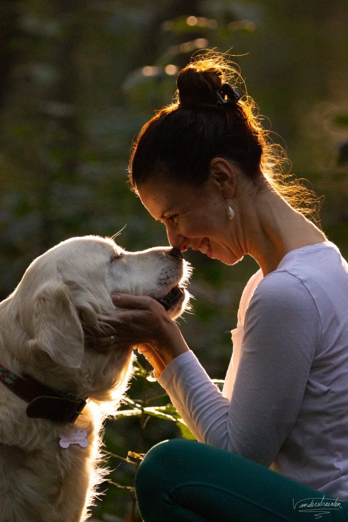 phot d'un golden retriever et sa propriétaire ; amour des animaux ; belle photo animalière dans le val d'oise (95) ; séance photo en forêt